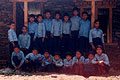 Einige Kinder vor der neuen Schule